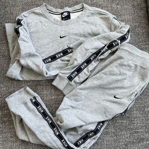 Nike women’s sweatsuit set size M